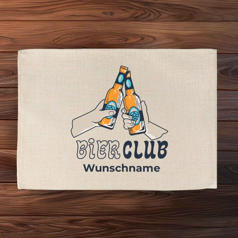 Tischset "Bier Club" mit Wunschname auf Holz, illustriert mit zwei anstoßenden Bierflaschen, ideal für Bierliebhaber