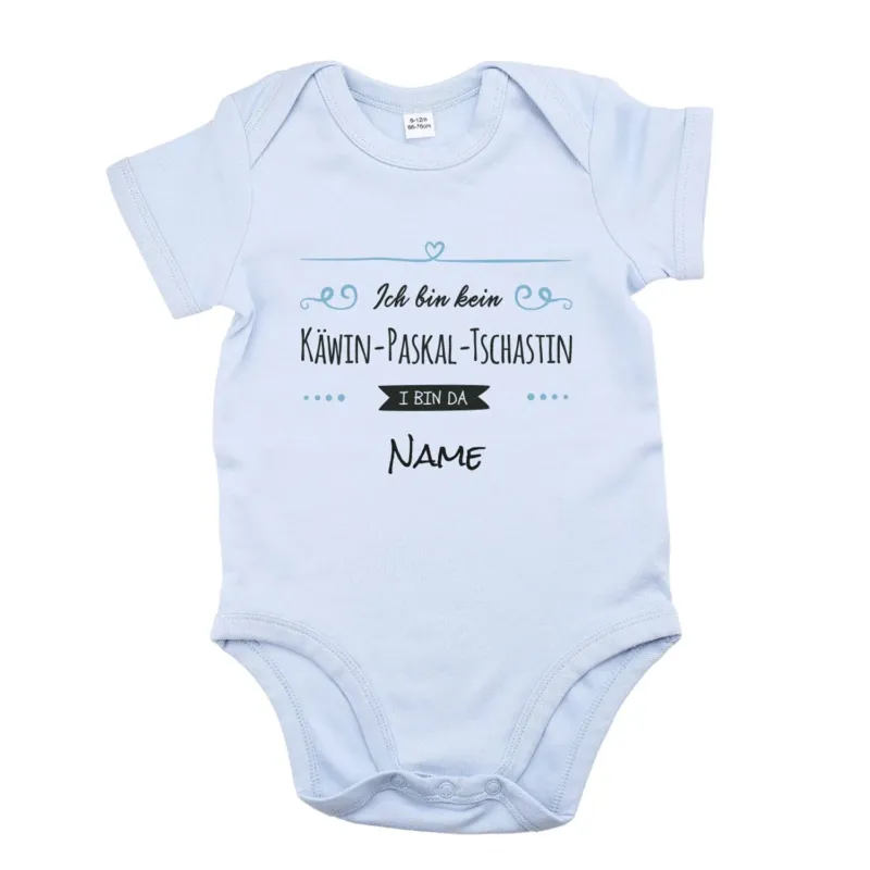 Hellblauer Baby Body I bin da Wunschname mit humorvollem "Ich bin kein Kevin-Pascal-Tschastin" Aufdruck.