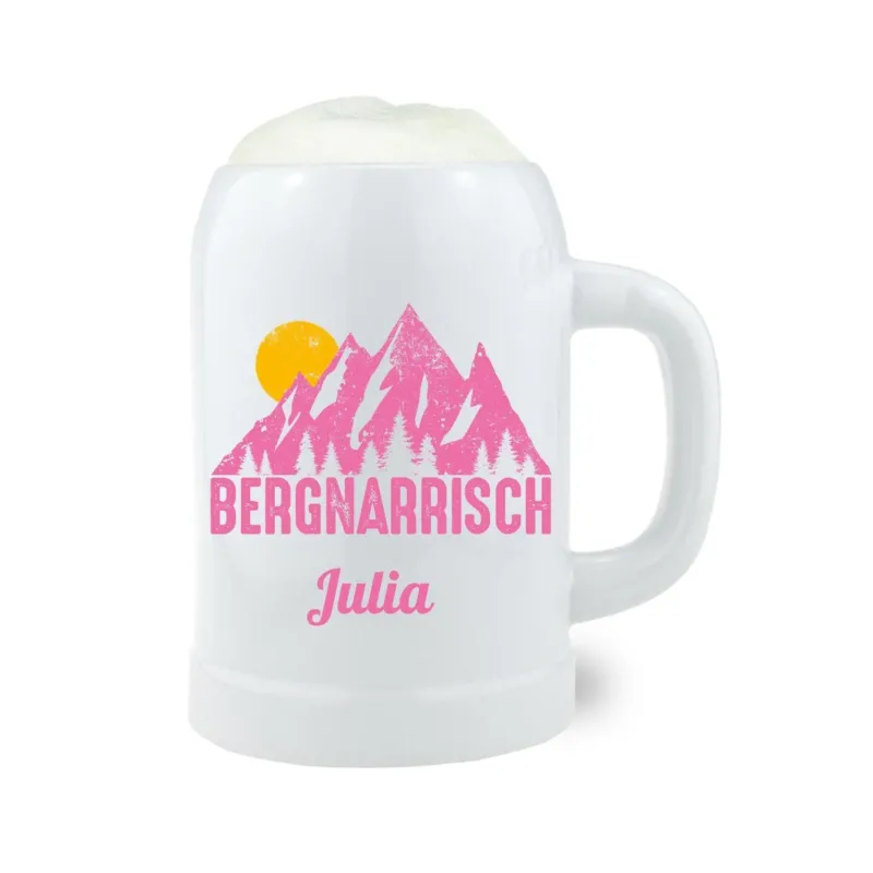 Weißer Bierkrug mit pinkem "Bergnarrisch"-Motiv, orangefarbener Sonne und personalisiertem Namen "Julia".